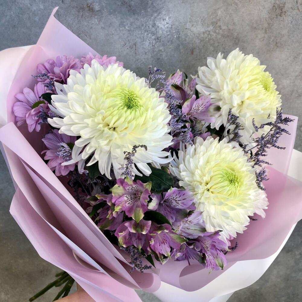 Сиреневая дымка из хризантем и альстромерий Сиреневая дымка из хризантем и альстромерий